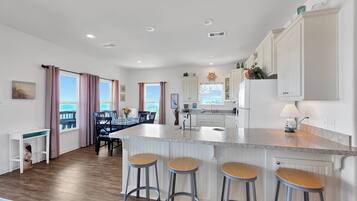 House, 2 Bedrooms | Private kitchen | Fridge, oven, coffee/tea maker, toaster