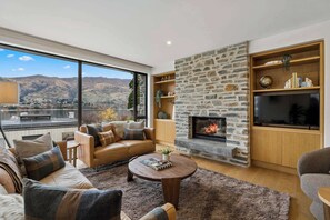 TV, fireplace, stereo, offices - Lakeside Bliss Luxury 2 Bedroom Apartment (Wānaka)