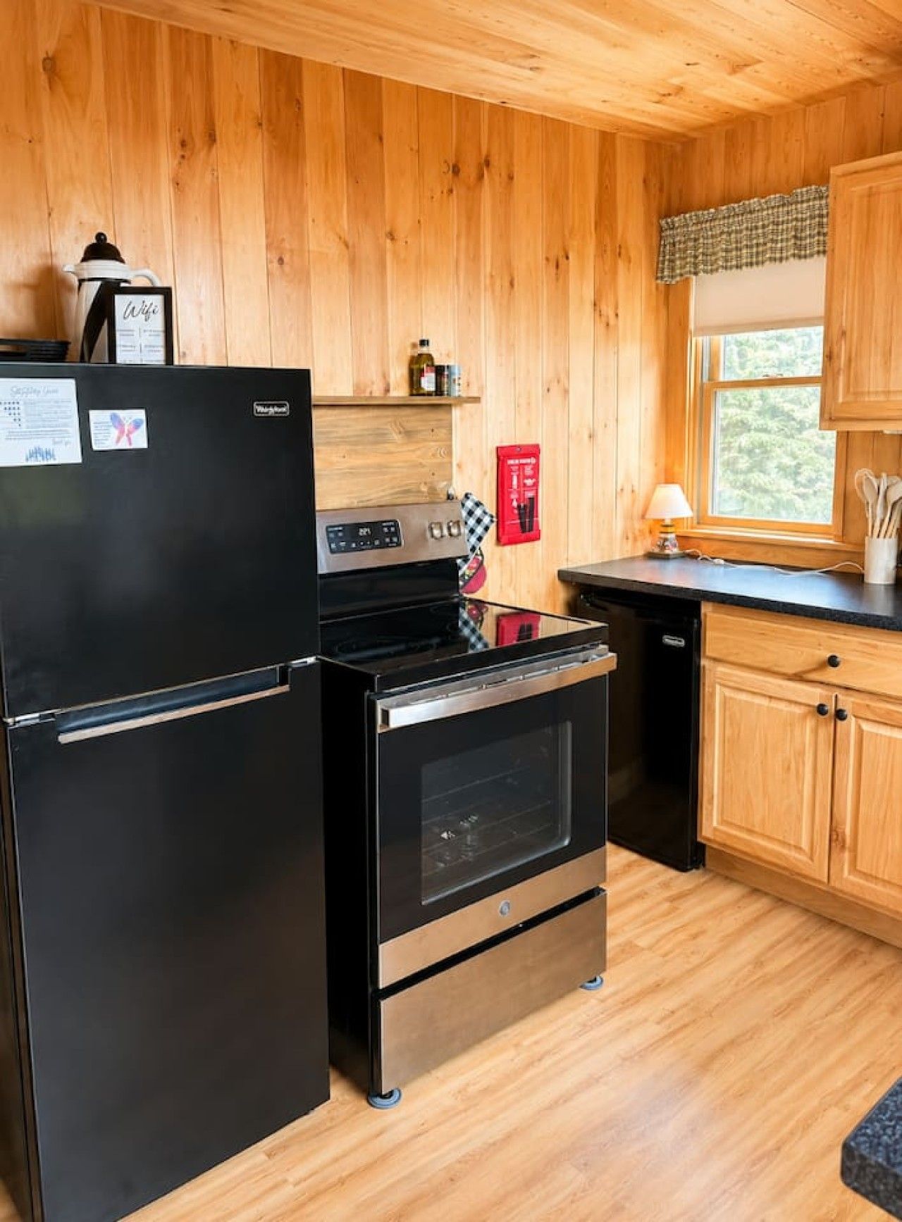 Coffee/tea maker, fridge, microwave, oven