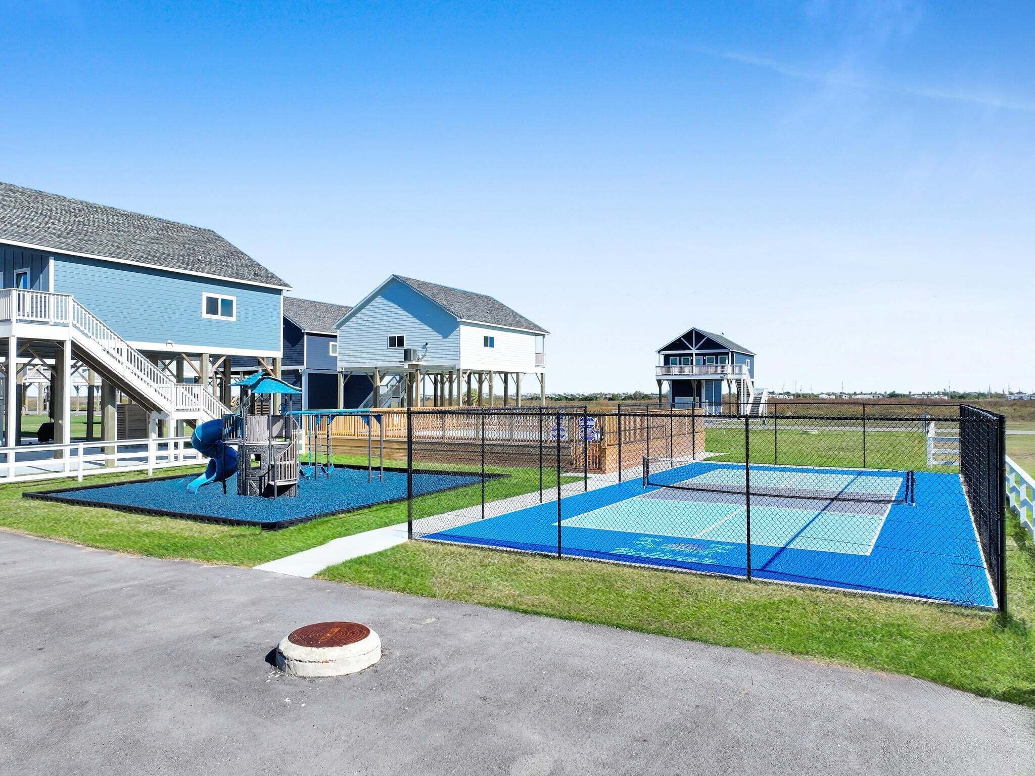 House, 2 Bedrooms | Sport court