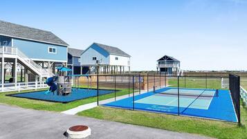 House, 2 Bedrooms | Sport court