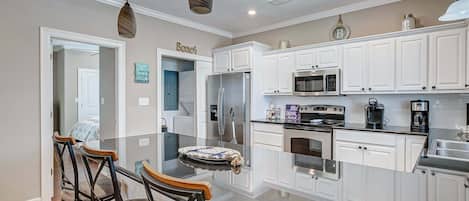 House, 2 Bedrooms | Private kitchen | Fridge, oven, coffee/tea maker, toaster
