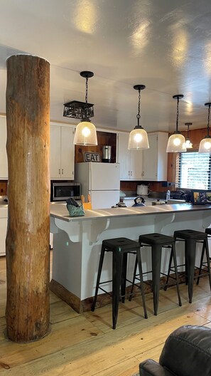 Private kitchen - Perfect 4-bedroom cabin in beautiful California Hot Springs (California Hot Springs)