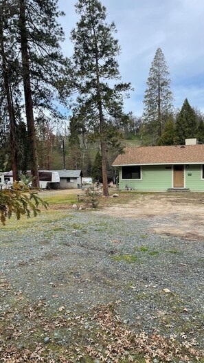 Exterior - Perfect 4-bedroom cabin in beautiful California Hot Springs (California Hot Springs)