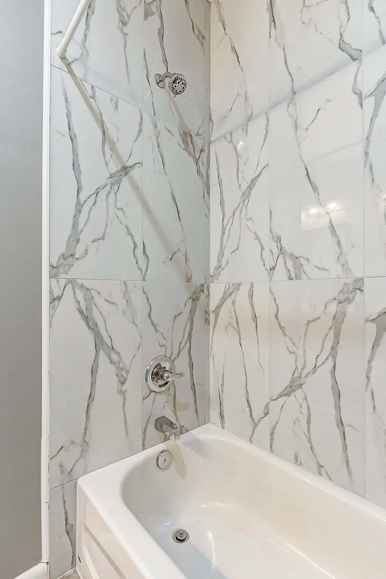 Egy fürdőszoba, amelyben kád, zuhanyzó és WC található.