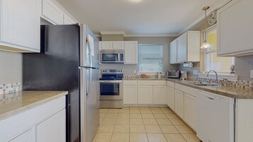 House, 3 Bedrooms | Private kitchen | Fridge, oven, coffee/tea maker, toaster