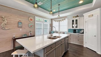House, 3 Bedrooms | Private kitchen | Fridge, oven, coffee/tea maker, toaster