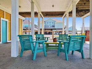 Outdoor dining - Crabby Patty 3 Bedroom Home (Port Bolivar)
