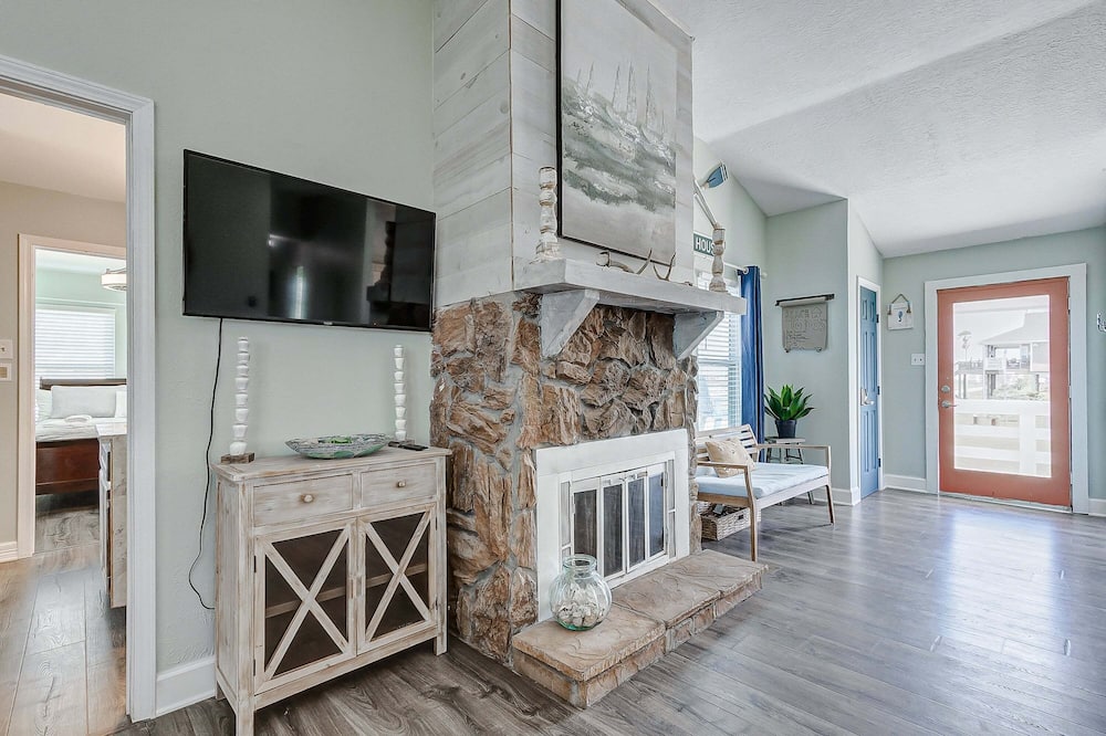 The Showboat 3 Bedroom Home - Crystal Beach, TX