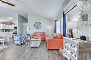 Casa, 3 habitaciones | Área de sala de estar | Smart TV 