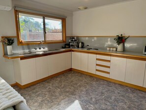 Private kitchen - Studio 61 Inverloch - Surfside Retreat (Inverloch)