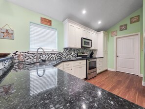 Maison, 3 chambres | Cuisine privée | Réfrigérateur, four, cafetière/bouilloire, grille-pain