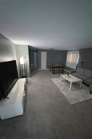 Smart TV, books - NFL Draft Luxury Stay • Sleeps 6 • Minutes to Action & Light Rail Access 1 Min (Pittsburgh)
