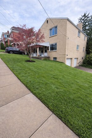 Exterior - NFL Draft Luxury Stay • Sleeps 6 • Minutes to Action & Light Rail Access 1 Min (Pittsburgh)