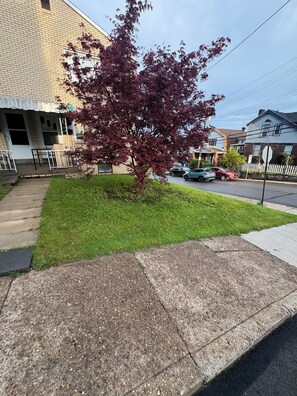 Property grounds - NFL Draft Luxury Stay • Sleeps 6 • Minutes to Action & Light Rail Access 1 Min (Pittsburgh)