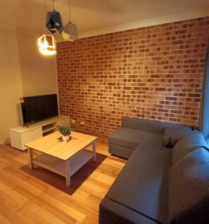 TV - Bright Twin Room with Balcony in Glebe (Glebe)