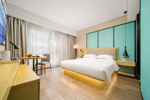 Standaard eenpersoonskamer, uitzicht op heuvels | Luxe beddengoed, donsdekens, een bureau, een laptopwerkplek