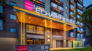 A modern hotel with a prominent sign, a covered entrance, and a well-lit facade. - Yishang Hotel Kunming Changshui Airport (Kunming)