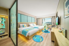 Familie driepersoonskamer | Luxe beddengoed, donsdekens, een bureau, een laptopwerkplek