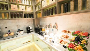 A buffet area with various food items and a display of jars on shelves. - Yishang Hotel Kunming Changshui Airport (Kunming)