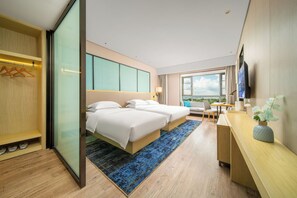 Luxe beddengoed, donsdekens, een bureau, een laptopwerkplek