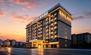 Useita kerroksia sisältävä hotellirakennus, jonka sisäänkäynnin yläpuolella on suuri, huomiota herättävä kyltti.