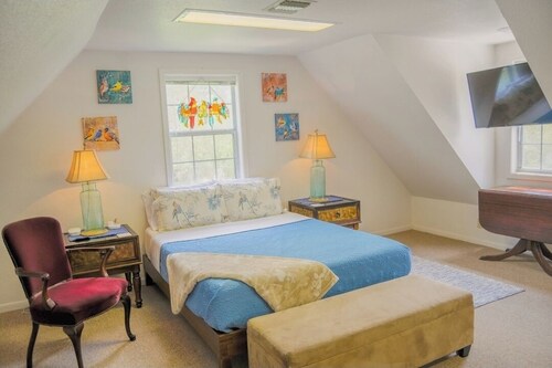 Robin's Nest Garage Apartment Studio in Peaceful, Safe, Historic Neighborhood