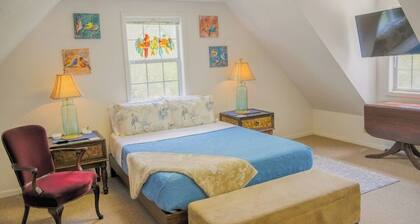 Robin's Nest Garage Apartment Studio in Peaceful, Safe, Historic Neighborhood
