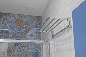 Bruser, hårtørrer, håndklæder, Sæbe