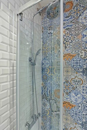 Dusche, Haartrockner, Handtücher, Seife