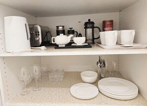 Eine Küche mit Kaffeemaschine, Espressomaschine und Nespresso-Kaffeemaschine.