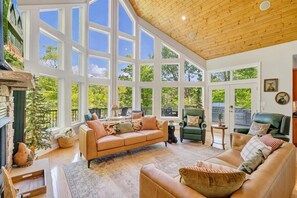 Smart TV, chimenea, videojuegos y libros 