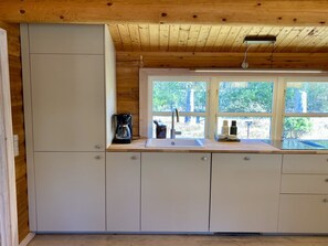 Kühlschrank, Geschirrspüler, Kochgeschirr/Geschirr/Besteck