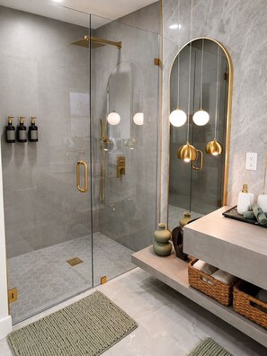 Dusche, Haartrockner, Bidet, Handtücher