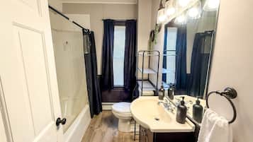 Serviettes fournies, savon, papier toilette