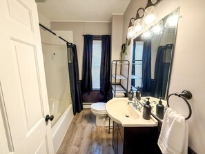 Bathroom - Providence Royal Maisonette Free Parking + Game Room (Providence)