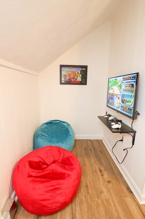 Games room - Providence Royal Maisonette Free Parking + Game Room (Providence)