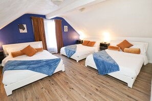 Room - Providence Royal Maisonette Free Parking + Game Room (Providence)