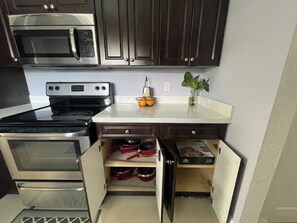 Refrigerador, microondas, horno y parrilla de estufa 