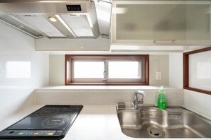 Fridge, microwave, stovetop, cookware/dishes/utensils - CITYSPIRE Sakurakawa II (Osaka)