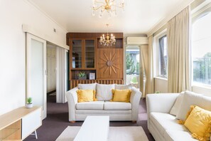 TV - Retro 3BR Mid Century Apartment (St Kilda East)