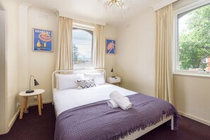 3 bedrooms, iron/ironing board, WiFi - Retro 3BR Mid Century Apartment (St Kilda East)
