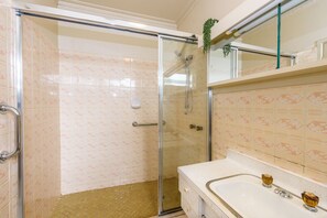 Towels - Retro 3BR Mid Century Apartment (St Kilda East)