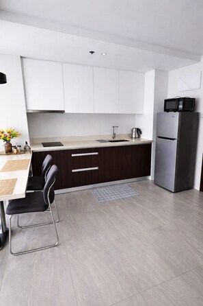 Private kitchen - Tambuli Seaside Living 12N - Sea View - Lapu Lapu (Lapu-Lapu)