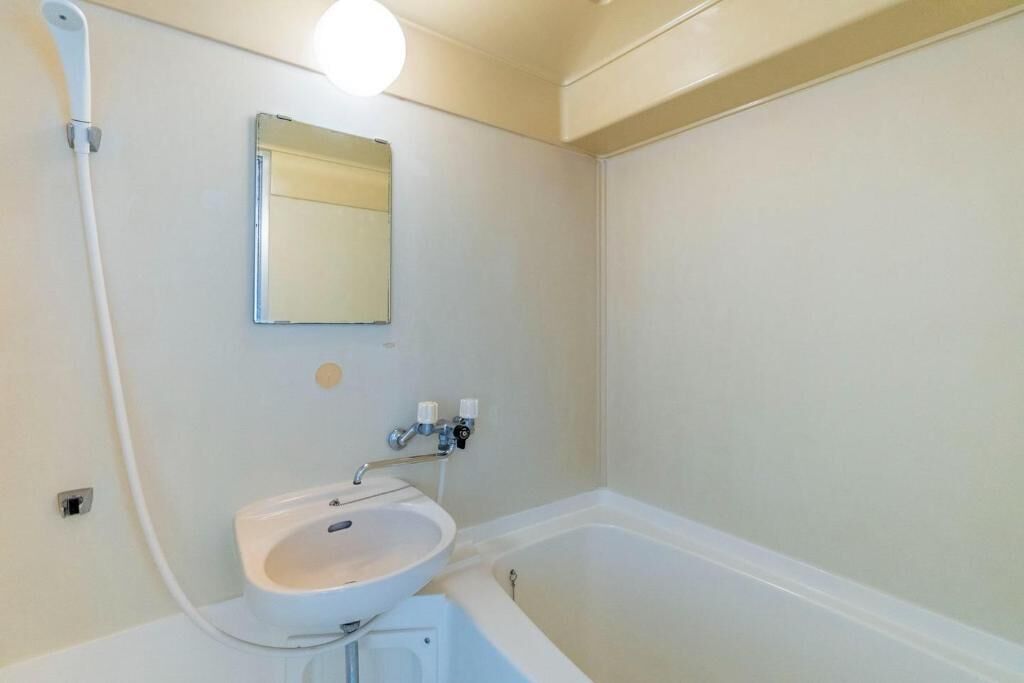 Ein Badezimmer mit Waschbecken, Spiegel und Badewanne.