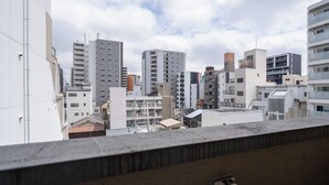 Un paisaje urbano con diversos edificios, entre ellos apartamentos modernos y estructuras comerciales.