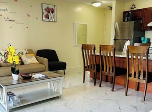 Living area - Beautiful 1-bedroom Wakiki Banyan Hotel, free parking/WiFi, peek of Ocean View. (Honolulu)