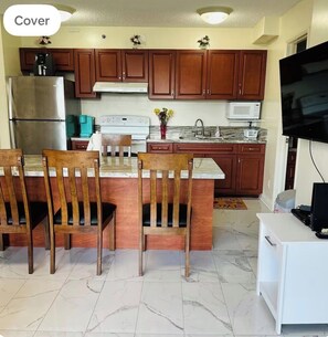 Private kitchen - Beautiful 1-bedroom Wakiki Banyan Hotel, free parking/WiFi, peek of Ocean View. (Honolulu)