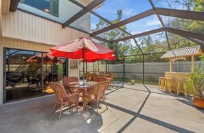Outdoor dining - Charming 5-bedroom house with AC in sunny Sarasota (Sarasota)