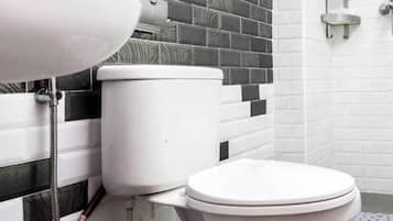 Deluxe Family Suite | Bathroom